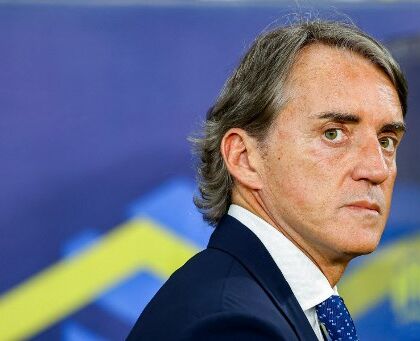 Mancini d’Arabia è un ct ricco sfondato ma sull’orlo di una crisi di nervi: litiga con tifosi e giornalisti (Repubblica)