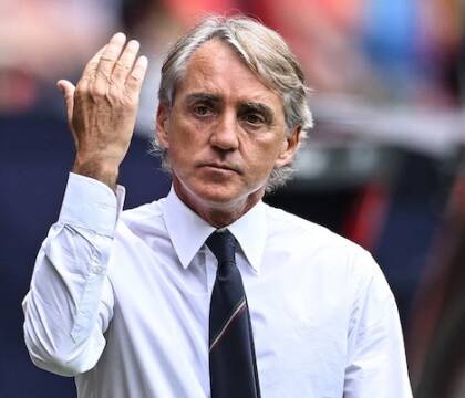 Mancini sfodera i pizzini in conferenza per difendere la sua Nazionale