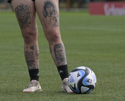 Maradona “vive” sulla pelle dei calciatori: la top ten di chi si è tatuato il Pibe addosso