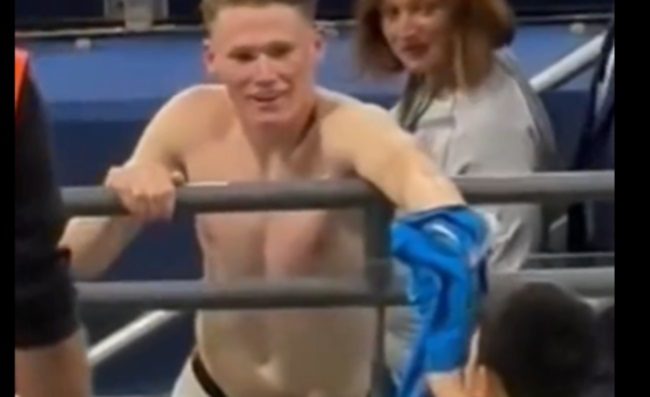Meraviglioso McTominay, accontenta un bambino e gli regala la sua maglia a fine gara