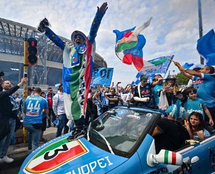 Napoli, il pizzo di 500 euro imposto per vendere i gadget scudetto: condannato il clan Troncone