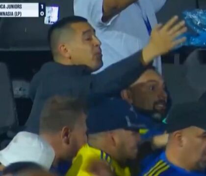 Rissa in tribuna? Ci pensa il presidente: Riquelme va in curva e divide gli ultras di Boca e Gimnasia (VIDEO)