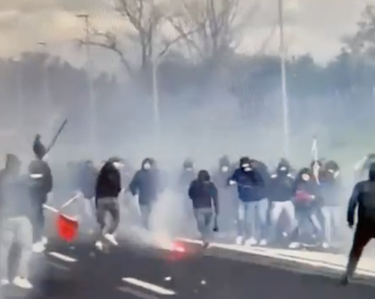 Scontri tra ultras della Fiorentina e della Fidelis Andria sulla tangenziale di Bari – VIDEO
