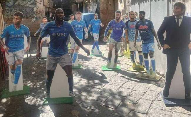 A Napoli sono tornate le sagome dei calciatori, in città si respira grande entusiasmo