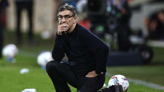 Caos Roma, striscione a Trigoria: “Società di pagliacci, squadra di pipponi…”