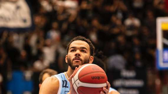 Crisi Napoli Basket, arriva il primo taglio: “Hall fuori squadra per motivi tecnici”