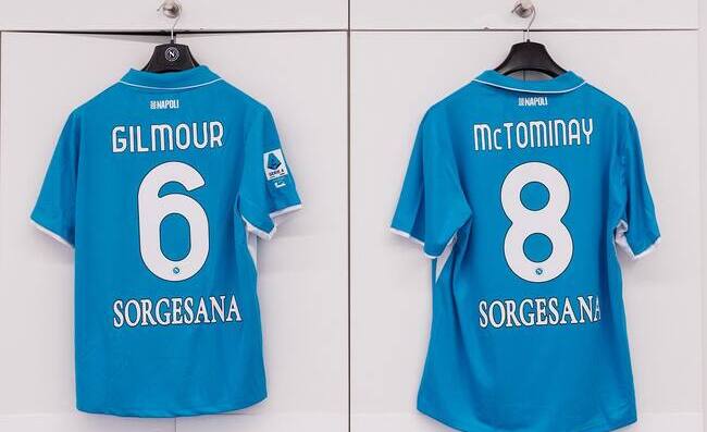 Napoli in maglia azzurra contro il Como. File di tifosi all’esterno del Maradona