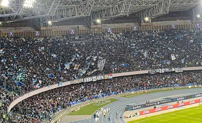 Sfogliatelle in Curva B, un ragazzo festeggia l’onomastico: frolle e ricce per tutti (FOTO)