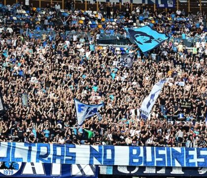 A Napoli lo stadio canta, applaude anche dopo lo 0-3, i tifosi hanno capito le parole di Conte (Corsport)