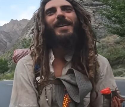 Axel Pons, dalla Moto2 alla giro del mondo a piedi scalzi: “Camminando mi avvicino a dio” (VIDEO)
