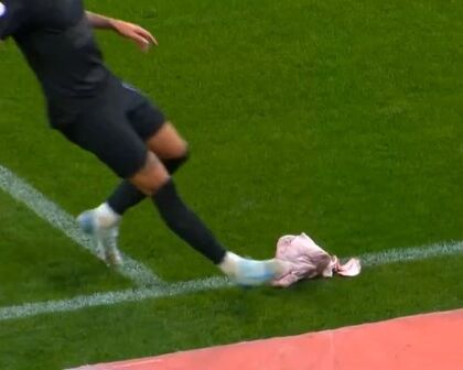 I tifosi del Corinthians lanciano una testa di maiale in campo nel derby con il Palmeiras (VIDEO)