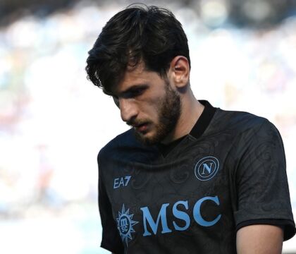 Il Manchester United piomba su Kvaratskhelia, pronto un contratto di cinque anni a 8 milioni netti (Gazzetta)