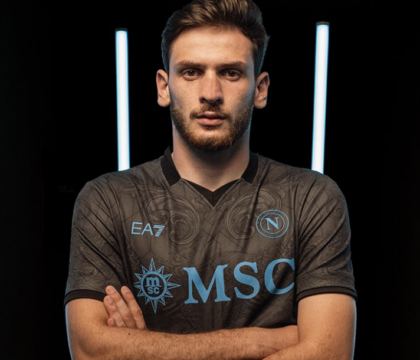Il Napoli sfida la scaramanzia: giocherà contro l’Atalanta con la nuova maglia. Come l’anno scorso (finì 0-3)