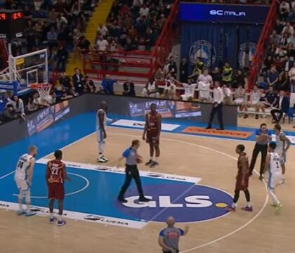 Il suicidio quasi letterario del Napoli Basket, una sconfitta fantozziana che lascia i tifosi da soli a ululare