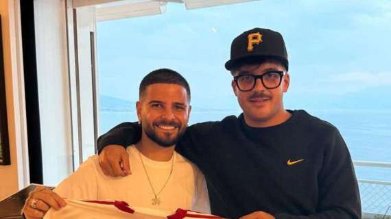 Insigne torna a Napoli, incontra Geolier e gli regala la maglia del Toronto: lo scatto