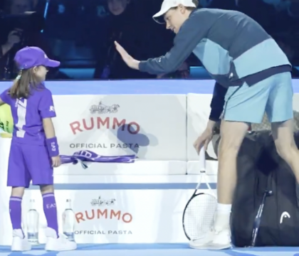La bambina che ha accompagnato Sinner: «Gli ho chiesto se aveva paura e ha detto sì»
