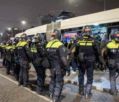 La notte di paura dei tifosi del Maccabi ad Amsterdam: «Ci hanno inseguito, hanno picchiato donne e bambini»