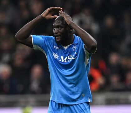 Lukaku, al momento della sostituzione il pubblico di Napoli non si trattiene e lo fischia (Corsera)