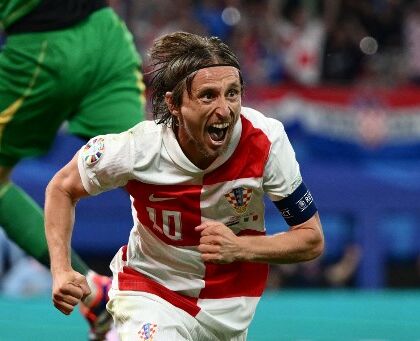 Modrić presta il Pallone d’Oro a un giovane calciatore disabile (Le Parisien)