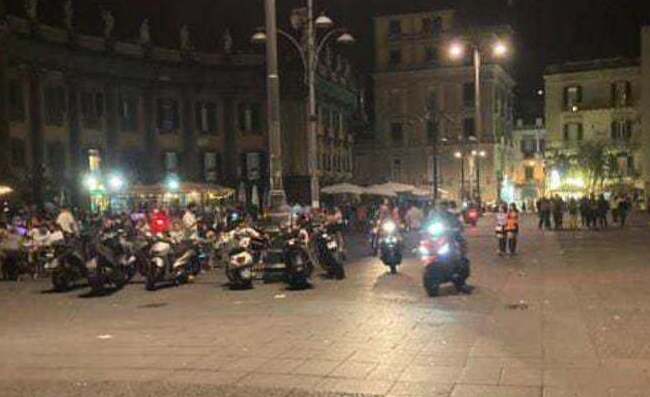 Napoli, blitz a sorpresa dei carabinieri a piazza Dante: sequestrati 22 scooter