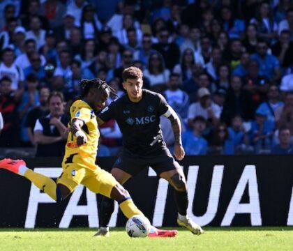 Napoli sotto 0-2 al Maradona, doppietta Lookman ma sul secondo c’è lo zampino di Meret – VIDEO
