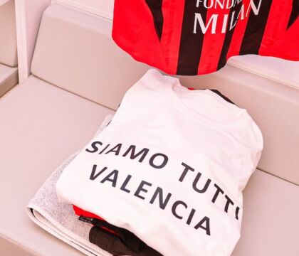 Real Madrid-Milan, le squadra in campo nel riscaldamento con una maglia per Valencia
