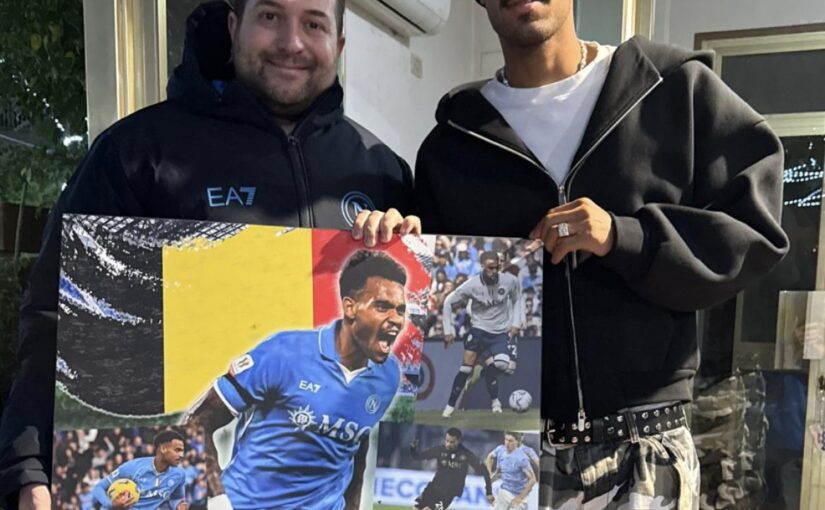 Regalo per Ngonge, omaggiato da un tifoso con un quadro | FOTO