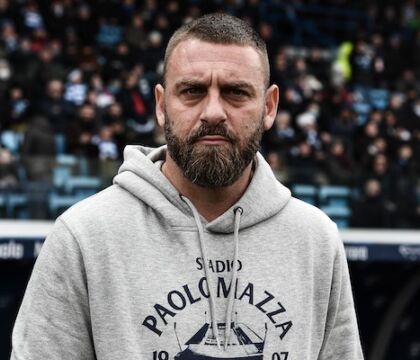 Roy Keane, l’idolo di De Rossi che non sa mangiare la pasta: «Sta tagliando gli spaghetti!» – VIDEO