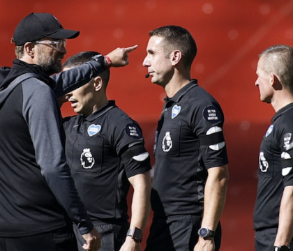 Scandalo in Inghilterra per l’arbitro che dà della fighetta a Klopp. Per il Telegraph è da voltastomaco