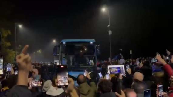 Inter-Napoli, cori e offese per l’ex Lukaku: l’arrivo dei pullman a San Siro