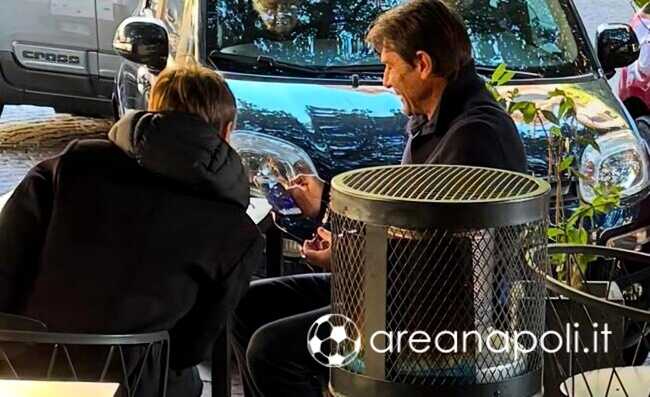 Conte, relax per le strade di Napoli. Il mister ha scelto una famosa pasticceria