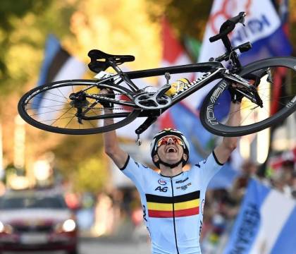 Evenepoel si è schiantato contro la portiera di un furgone: si è fratturato una costola, una scapola e una mano