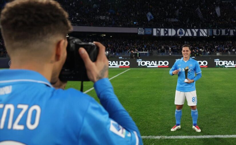 Gesto fantastico di Di Lorenzo, fotografa Raspadori con il premio MVP | FOTO