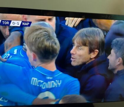 McTominay porta avanti il Napoli e tutta la squadra abbraccia Conte (1-0 sul Torino)