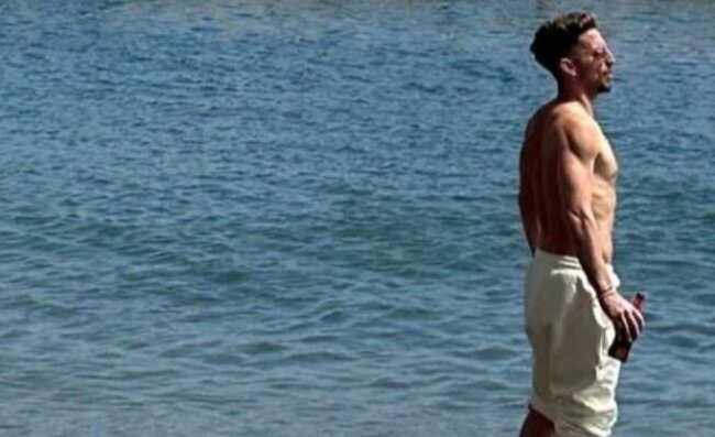 Mertens in spiaggia a Posillipo, Dries non resiste al richiamo del mare di Napoli (VIDEO)