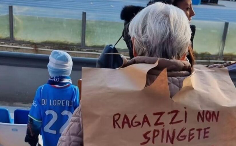 Napoli-Venezia, tifosa 80enne si presenta al Maradona con questo cartello geniale | FOTO