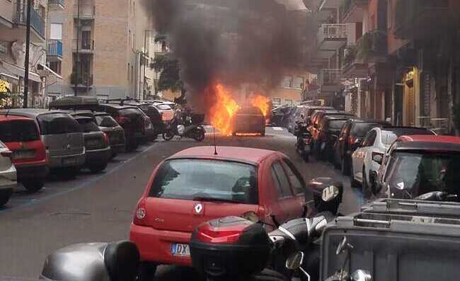 Napoli, spaventoso incendio a Fuorigrotta: a fuoco una cabina elettrica