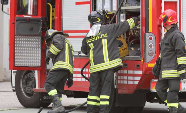 Roma, spaventoso incendio in centro: panico tra i turisti in Piazza del Popolo