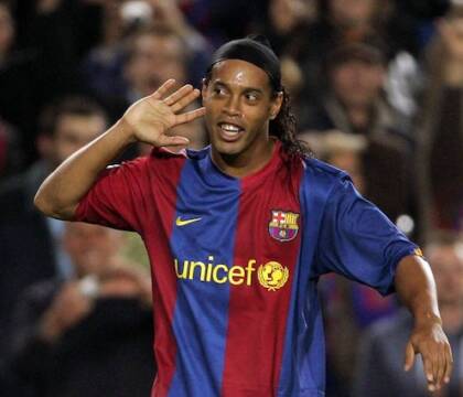 Ronaldinho e il business degli eventi: ha ricevuto 220 mila euro per una amichevole tra vecchie glorie (Le Parisien)