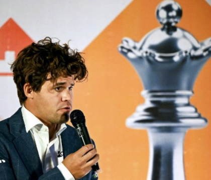 Scacchi, il fuoriclasse Carlsen espulso dal Mondiale per un paio di jeans (ma è una guerra di potere e di soldi)