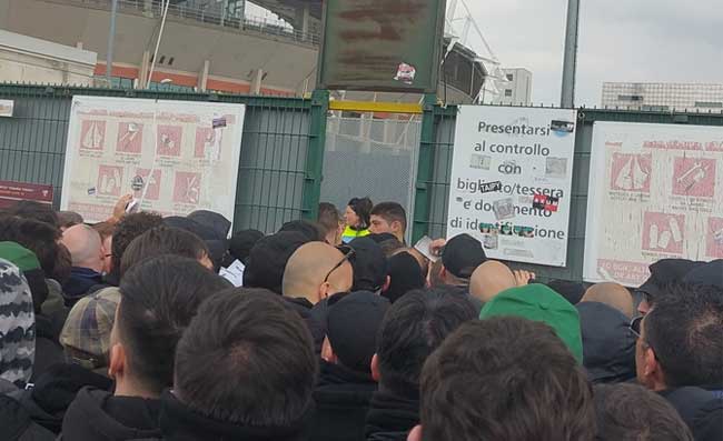 Torino-Napoli, tensione fuori lo stadio! Lancio di petardi e bombe carta tra le tifoserie