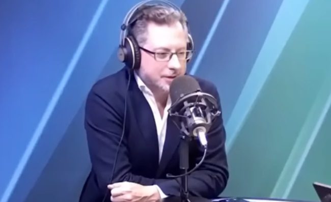 Cruciani: “Meglio vivere a Bergamo che a Napoli”. Borrelli lo “zittisce”. Risposta da applausi