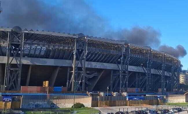Fuorigrotta in tilt per l’incendio: è caos. Automobilisti disperati: “Un’ora per fare 50 metri”