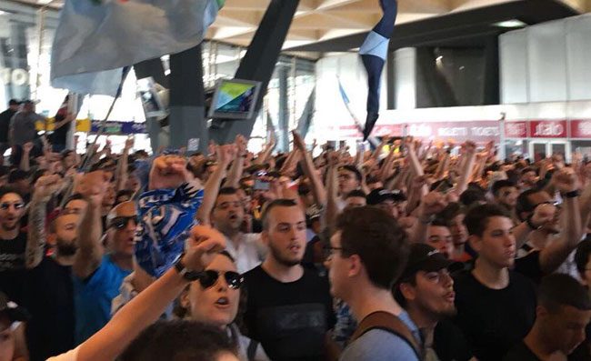 Il Napoli è a Roma, che accoglienza alla stazione Termini: ovazione dei tifosi