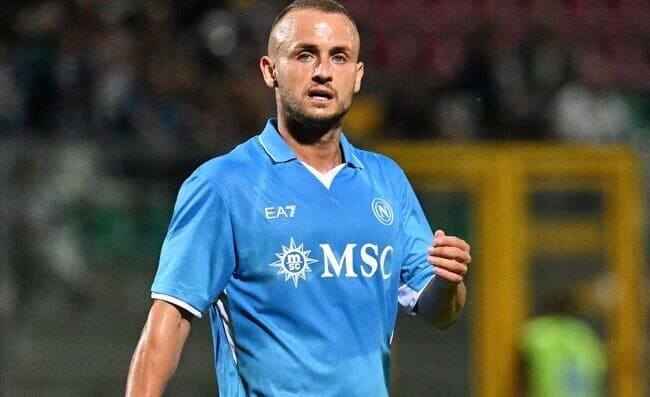 Lobotka incontra venditore di calzini a Napoli. Lo slovacco un po’ imbarazzato (VIDEO)