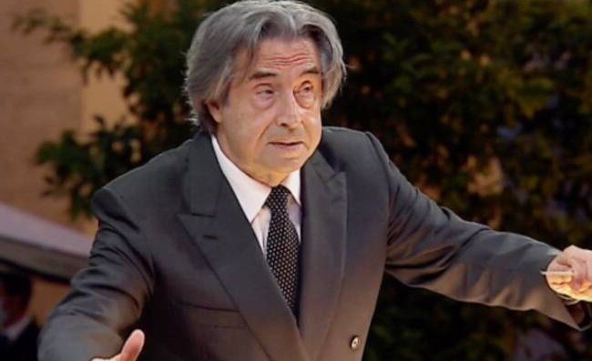 Muti: “Un’esecuzione a Napoli vale più di duecento in Germania, da Mozart al clichè del mandolino”