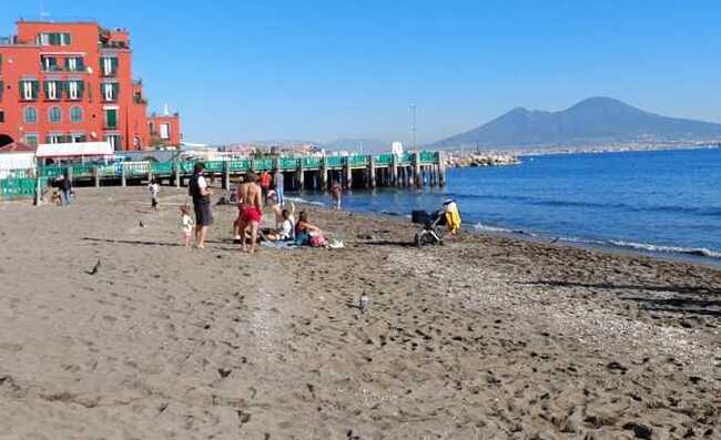Napoli, 28 dicembre: è tornata l’estate? Spiaggia di Posillipo presa d’assalto: c’è chi si fa il bagno