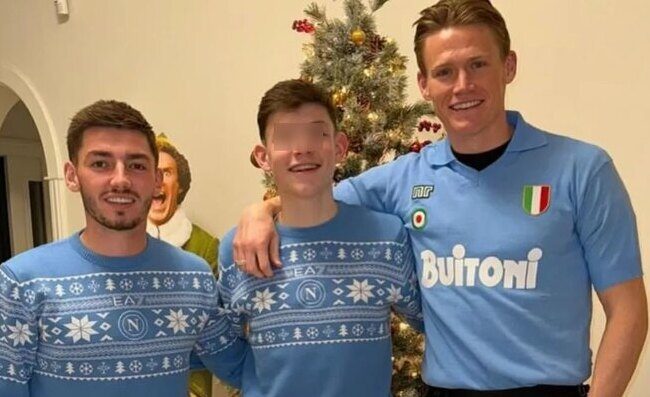 Natale “napoletano” per Gilmour e McTominay. Guardate che maglie!