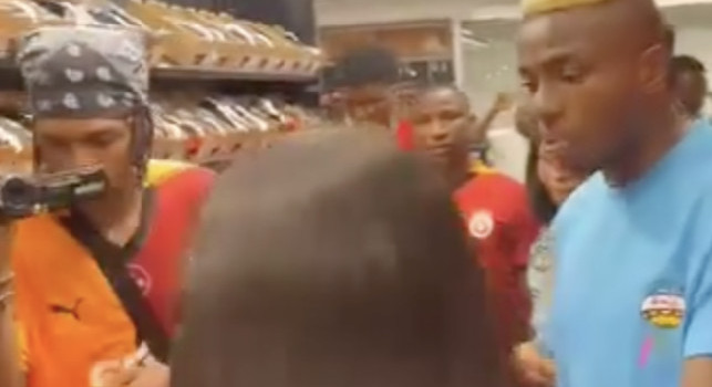 Osimhen cuore d’oro: guardate cosa ha fatto con Boniface | VIDEO