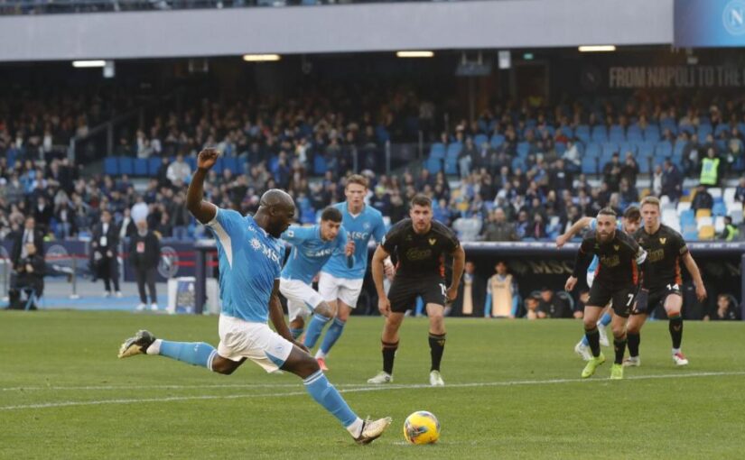Super occasione per Lukaku al 64′ di Napoli-Venezia: palo per Big Rom!